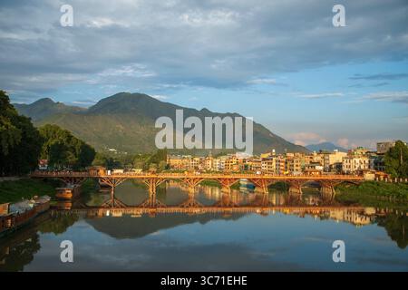 Srinagar, India. 1 agosto 2025. Vista generale del fiume Jhelum in una calda giornata estiva nella capitale estiva. Credito: SOPA Images Limited/Alamy Live News Foto Stock