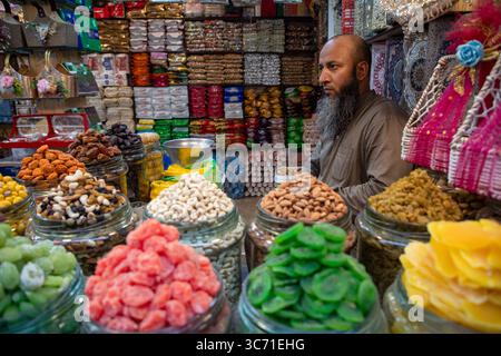 Srinagar, India. 1 agosto 2025. Un negoziante del Kashmir vende frutta secca mentre attende i clienti in un mercato locale nella capitale estiva. Credito: SOPA Images Limited/Alamy Live News Foto Stock