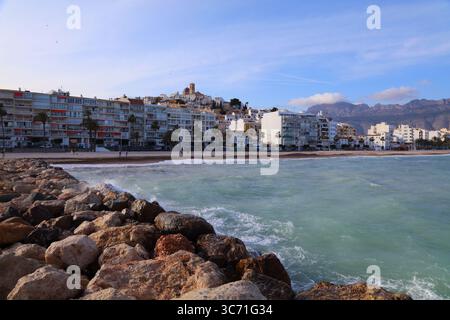 Spiaggia nella città di Altea nella provincia di Alicante, Comunità Valenciana in Spagna. Vista sulla Costa Blanca ad aprile. Foto Stock