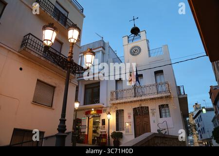 CALPE, SPAGNA - 6 APRILE 2025: Città vecchia di Calpe (conosciuta anche come Calp), provincia di Alicante in Spagna. Foto Stock