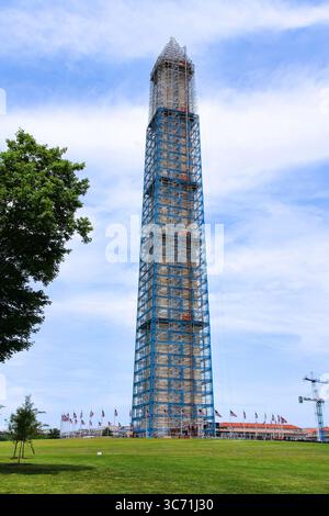 Il Monumento a Washington i lavori di riparazione con i ponteggi dopo i danni del terremoto. Foto Stock