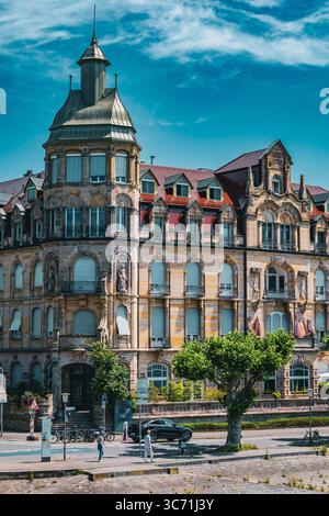 Vista panoramica dell'Art Nouveau splendidamente conservato e degli edifici storici lungo il fiume Reno a Costanza, Germania. Le facciate colorate e ornate Foto Stock