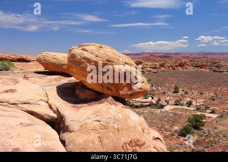 La natura degli Stati Uniti nello Utah. Paesaggio americano. Needles del Parco Nazionale di Canyonlands. Roccia bilanciata. Foto Stock