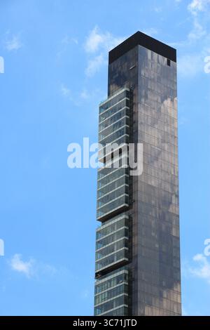 NEW YORK, USA - 4 LUGLIO 2013: Una torre residenziale di lusso di Madison situata sulla 23rd Street di fronte al Madison Square Park nel Flatiron Foto Stock