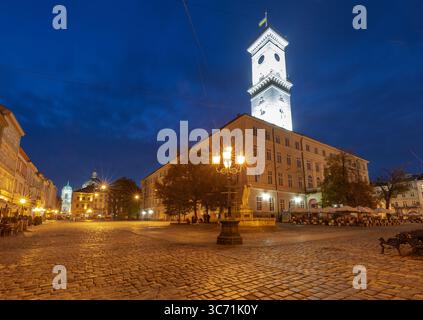 Vista notturna del municipio di Leopoli e di Piazza Rynok con torre illuminata ed edifici storici a Leopoli, Ucraina Foto Stock