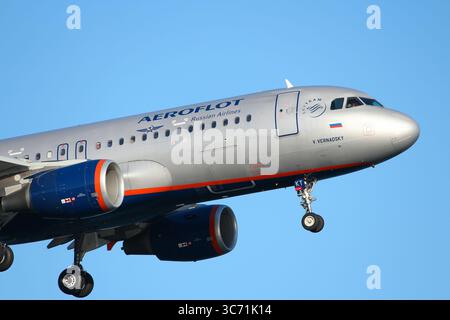 LARNACA, Cipro - 17 Maggio 2014: Aeroflot Airbus A320 di terre in Aeroporto Internazionale di Larnaca. Aeroflot è undicesimo più grande compagnia aerea dell'Europa con 17.7 mill Foto Stock