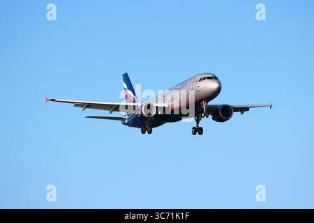 LARNACA, Cipro - 17 Maggio 2014: Aeroflot Airbus A320 di terre in Aeroporto Internazionale di Larnaca. Aeroflot è undicesimo più grande compagnia aerea dell'Europa con 17.7 mill Foto Stock