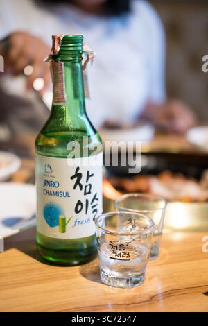 Bangkok, Thailandia - 23 novembre 2017: Jinro Chamisul Soju. E' una famosa bevanda distillata chiara e incolore di origine coreana. Jinro è la m più grande Foto Stock