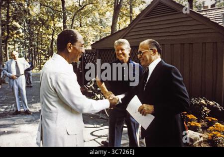 6 settembre 1978 - Thurmont, Maryland, Stati Uniti d'America - il presidente egiziano ANWAR AL-SADAT, a sinistra, stringe la mano al primo ministro MENACHEM BEGIN di Israele, a destra, mentre il presidente degli Stati Uniti JIMMY CARTER, al centro, guarda Camp David, il ritiro presidenziale degli Stati Uniti. (Immagine di credito: © Karl Schumacher/Casa Bianca/ZUMAPRESS.com) Foto Stock