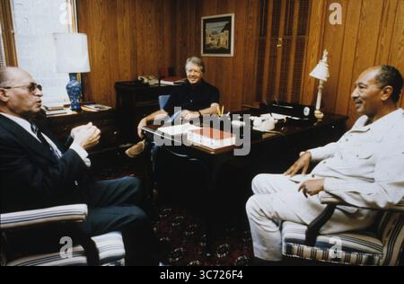 6 settembre 1978 - Thurmont, Maryland, Stati Uniti - il presidente egiziano ANWAR AL-SADAT, a destra, ascolta il Premier MENACHEM BEGIN di Israele, a sinistra, mentre il presidente degli Stati Uniti JIMMY CARTER, al centro, guarda Camp David, il ritiro presidenziale degli Stati Uniti. (Immagine di credito: © Karl Schumacher/Casa Bianca/ZUMAPRESS.com) Foto Stock
