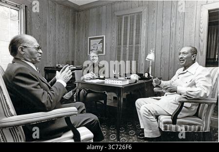 6 settembre 1978 - Thurmont, Maryland, Stati Uniti - il presidente ANWAR AL-SADAT dell'Egitto, a destra, ascolta il Premier MENACHEM BEGIN di Israele, a sinistra, mentre il presidente degli Stati Uniti JIMMY CARTER, al centro, guarda Camp David, il ritiro presidenziale degli Stati Uniti. (Immagine di credito: © Karl Schumacher/Casa Bianca/ZUMAPRESS.com) Foto Stock
