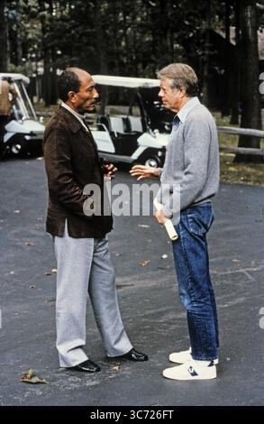 6 settembre 1978 - Thurmont, Maryland, Stati Uniti - il presidente ANWAR AL-SADAT dell'Egitto, a sinistra, ascolta il presidente degli Stati Uniti JIMMY CARTER, a destra, al suo arrivo a Camp David, il ritiro presidenziale degli Stati Uniti. (Immagine di credito: © Karl Schumacher/Casa Bianca/ZUMAPRESS.com) Foto Stock