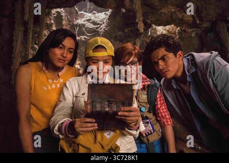 DATA DI USCITA: 29 gennaio 2021 TITOLO: Finding 'Ohana STUDIO: Netflix DIRECTOR: Jude Weng PLOT: A Summer in Rural o'ahu prende una svolta emozionante per due fratelli cresciuti a Brooklyn, quando un diario che punta a un tesoro perduto li mette in un'avventura epica con nuovi amici e li porta a riconnettersi con il loro patrimonio hawaiano. PROTAGONISTI: KEA PEAHU, ALEX AIONO, LINDSAY WATSON, OWEN VACCARO. (Immagine di credito: © Netflix/Entertainment Pictures/ZUMAPRESS.com) Foto Stock