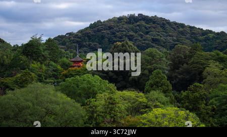 Vista panoramica delle colline boscose di Kyoto con la pagoda dal tempio Kiyomizu-dera, Giappone Foto Stock