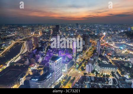 Vista serale dello skyline di ho chi Minh al tramonto, catturato dalla Bitexco Financial Tower. Foto Stock