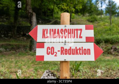 Germania - 30 luglio 2025: FOTOMONTAGGIO, due segni - protezione del clima e riduzione delle emissioni di CO2 - simboleggiano le decisioni politiche e sociali necessarie per fermare il riscaldamento globale. *** FOTOMONTAGE, Zwei Schilder Klimaschutz und CO2-Reduktion stehen symbolisch für die politischen und gesellschaftlichen Weichenstellungen, die nötig sind, um die Erderwärmung aufzuhalten. Foto Stock
