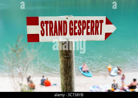 Germania - 30 luglio 2025: FOTOMONTAGGIO, il cartello della spiaggia chiusa avverte di una zona balneare chiusa - un'indicazione delle misure di sicurezza o dei pericoli in una località altrimenti popolare. *** FOTOMONTAGE, Das Schild Strand gesperrt warnt vor einer geschlossenen Badestelle ein Hinweis auf Sicherheitsmaßnahmen oder Gefahren an einem sonst beliebten Erholungsort. Foto Stock