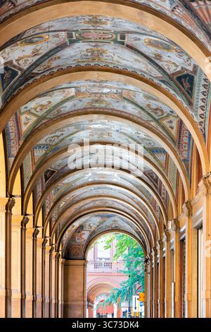 portici splendidamente decorati in piazza Cavour a Bologna, durante una giornata di sole d'estate. Foto Stock