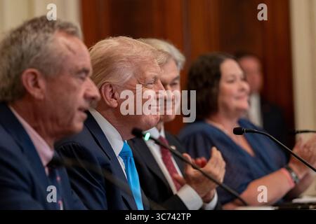 Washington, Stati Uniti. 30 luglio 2025. Il presidente degli Stati Uniti Donald Trump, seconda a sinistra, sorride ad un commento durante un evento "Making Health Technology Great Again" presso la East Room della Casa Bianca, 30 luglio 2025, a Washington, D.C. credito: Joyce Boghosian/White House Photo/Alamy Live News Foto Stock