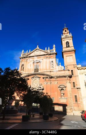 Facciata anteriore della chiesa di San Tommaso e San Felip Neri con campanile sulla Placa de Sant Vincent Ferrer a Valencia, Spagna Foto Stock