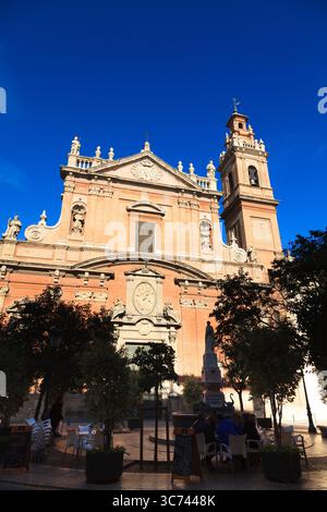 Facciata anteriore della chiesa di San Tommaso e San Felip Neri con campanile sulla Placa de Sant Vincent Ferrer a Valencia, Spagna Foto Stock