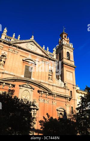 Facciata anteriore della chiesa di San Tommaso e San Felip Neri con campanile sulla Placa de Sant Vincent Ferrer a Valencia, Spagna Foto Stock