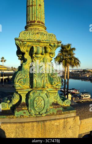Un lampione ornato sul London Bridge del 1831, che originariamente attraversava il Tamigi a Londra e fu trasferito a Lake Havasu, Arizona nel 1971 Foto Stock