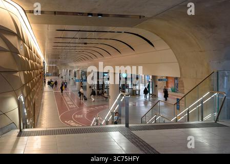 Persone che camminano lungo l'atrio nord-sud sopra la metropolitana alla stazione centrale di Sydney Foto Stock