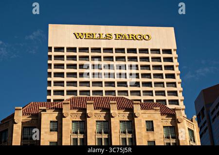 16 gennaio 2021, Phoenix, Arizona, Stati Uniti: Il Wells Fargo Plaza è un grattacielo situato al 100 di West Washington Street nel centro di Phoenix, Arizona. Ha aperto come First National Bank Plaza il 25 ottobre 1971, ed è stato in seguito conosciuto come First Interstate Bank Building. In primo piano si trova il Maricopa County Courthouse e l'Old Phoenix City Hall, noto anche come County-City Administration Building. (Immagine di credito: © Tom Story/ZUMA Wire) Foto Stock