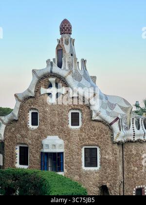 Facciata superiore della portineria modernista di Gaudí a Park Güell contro il cielo crepuscolo, Barcellona, Catalogna, Spagna. Foto Stock