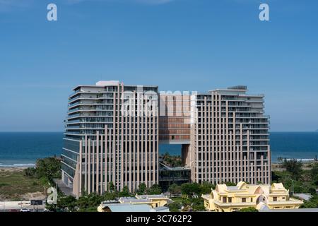 Splendido paesaggio urbano di da Nang: Edifici moderni, hotel e vista sull'oceano in Vietnam Foto Stock
