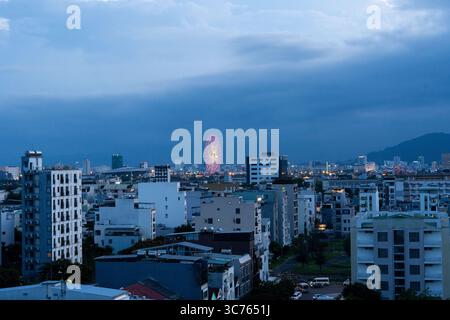 Splendido paesaggio urbano di da Nang: Edifici moderni, hotel e vista sull'oceano in Vietnam Foto Stock