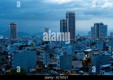 Splendido paesaggio urbano di da Nang: Edifici moderni, hotel e vista sull'oceano in Vietnam Foto Stock