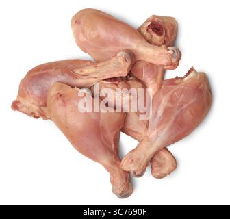 pelo di bacchette di pollo crudo fresco senza pelle sfondo bianco isolato, primo piano di carne cruda prelevata dall'alto, preparazione culinaria o alimentare Foto Stock