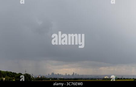Gewitter über Frankfurt Dunkle Wolken eines Gewitters sind am Nachmittag über der Frankfurter Skyline zu sehen. Der Deutsche Wetterdienst hatte für Frankfurt eine Unwetterwarnung von schweren Gewittern herausgegeben., Kronberg Hessen Deutschland *** temporale sopra Francoforte nuvole scure di un temporale possono essere viste sopra lo skyline di Francoforte nel pomeriggio il servizio meteorologico tedesco aveva emesso un grave avvertimento di tempesta per Francoforte , Kronberg Hessen Germania Foto Stock
