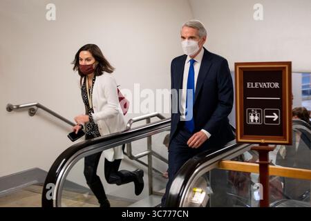 28 gennaio 2021, Washington, District of Columbia, USA: Il senatore degli Stati Uniti Rob Portman (repubblicano dell'Ohio) attraversa la metropolitana del Senato per un voto procedurale del Senato per anticipare la nomina di Alejandro Mayorkas come segretario della sicurezza nazionale, presso il Campidoglio degli Stati Uniti a Washington, DC, giovedì 28 gennaio 2021. Credito: Rod Lamkey / CNP (immagine di credito: © Rod Lamkey - CNP/CNP tramite filo ZUMA) Foto Stock