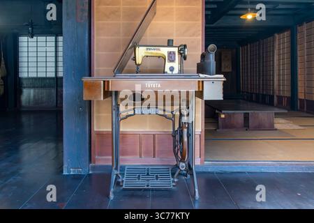 Azuma, Giappone - 21 aprile 2025; vecchia macchina per la semina Toyota in piedi nella Tateba Tea House (Ichikoku Tochitate Chaya) lungo il Nakasendo Trail, attraverso Foto Stock
