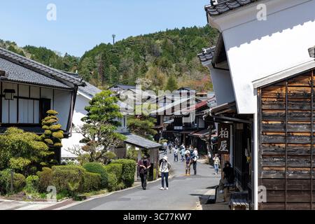 Tsumago-juku, Giappone - 21 aprile 2025; strada principale della città storica con edifici restaurati del XVIII secolo del periodo Edo lungo il sentiero Nakasendo Foto Stock
