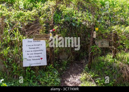 Magome, Giappone - 21 aprile 2025; cartelli all'ingresso del Giardino di Owaki lungo il sentiero Nakasendo appena fuori Magome-juku con artigianato, arte e fiori Foto Stock