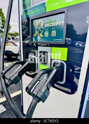 Stazione di ricarica GRIDSERVE EV presso Ferrybridge Services M62. Un'attività di ricarica di veicoli elettrici basata sulla tecnologia e di energia verde sostenibile. Foto Stock