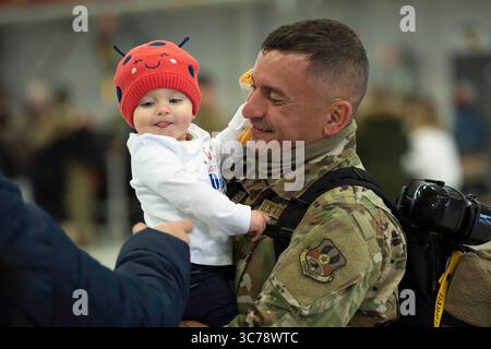 26 gennaio 2021 - Swanton, Ohio, USA - il Master Sgt. David Harrison, un operatore di sistemi di rete, assegnato al 180th Fighter Wing della Guardia Nazionale dell'Ohio, tiene sua figlia dopo essere tornato a casa dal loro dispiegamento oltremare, 26 gennaio 2020 al 180FW di Swanton, Ohio. Circa 300 avieri, assegnati al 180FW tornarono a casa da uno schieramento di tre mesi alla base aerea di Bagram, in Afghanistan, a sostegno dell'operazione Resolute Support. (Immagine di credito: © Hope Geiger/U.S. Guardia nazionale/filo ZUMA/ZUMAPRESS.com) Foto Stock