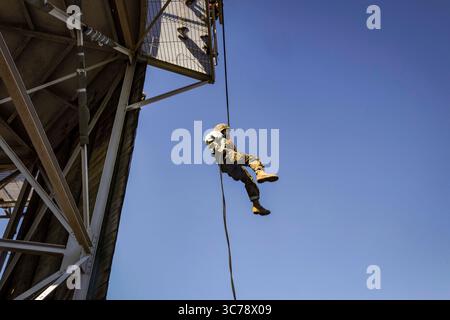 19 gennaio 2021 - Parris Island, South Carolina, USA - Una recluta con Papa Company, 4th Recruit Training Battalion, scende dalla torre di rappel al Marine Corps Recruit Depot Parris Island, S.C., 19 gennaio 2021. La torre di rappel viene utilizzata per insegnare alle reclute a superare la paura e a fidarsi delle loro attrezzature. (Immagine di credito: © Godfrey Ampong/U.S. Marines/ZUMA Wire/ZUMAPRESS.com) Foto Stock