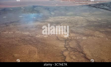 L'immagine mostra un primo piano di un'area geotermica con motivi e trame interessanti. Foto Stock