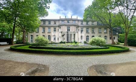 La vista frontale della conferenza House of the Wannsee a Berlino, Germania, mostra l'ingresso principale e l'architettura classica della villa. Foto Stock