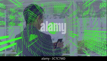 Esaminando i data panel donna d'affari in blazer che tiene in mano uno smartphone in un ufficio moderno, ologrammi verdi Foto Stock