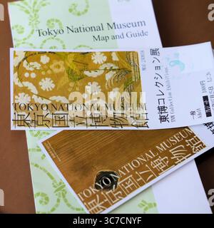 Biglietti, mappa e guida per l'ingresso al Museo Nazionale di Tokyo al Parco Ueno nel quartiere Taitō di Tokyo, Giappone; il più antico e grande museo d'arte giapponese. Foto Stock