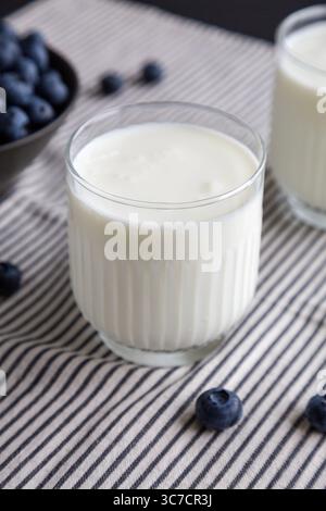 Kefir al mirtillo biologico in vetro, vista laterale. Foto Stock