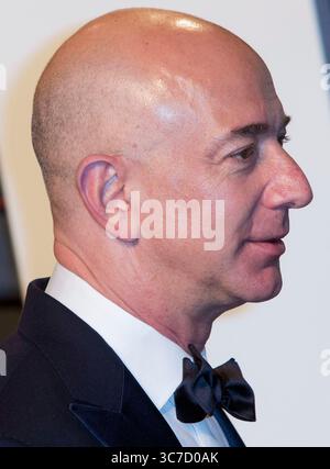 2 febbraio 2021, Los Angeles, California, Stati Uniti: Fondatore di Amazon, Jeff Bezos si dimetterà da CEO di Amazon e diventerà Executive Chair di Amazon. FOTO DEL FILE: Jeff Bezos sul Red carpet al Vanity Fair Oscar Party 2016 tenutosi presso l'Annenberg Center di Beverly Hills, California, domenica 28 febbraio 2016. JAVIER ROJAS/PI (immagine di credito: © Prensa Internacional via cavo ZUMA) Foto Stock