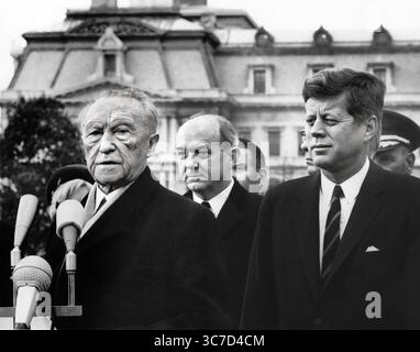 Il presidente degli Stati Uniti John F. Kennedy, che si rivolge a Cancelliere della Germania Ovest, Dr. Konrad Adenauer, pronuncia le sue osservazioni durante le cerimonie di arrivo in suo onore con il Segretario di Stato degli Stati Uniti, Dean Rusk, in piedi al centro, South Lawn, Casa Bianca, Washington, D.C., USA, Abbie Rowe, fotografie della Casa Bianca, 14 novembre 1962 Foto Stock