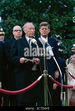 Il presidente degli Stati Uniti John F. Kennedy, che si rivolge a Cancelliere della Germania Ovest, Dr. Konrad Adenauer, pronuncia le sue osservazioni durante le cerimonie di arrivo in suo onore, South Lawn, Casa Bianca, Washington, D.C., USA, Robert Knudsen, White House Photographs, 14 novembre 1962 Foto Stock
